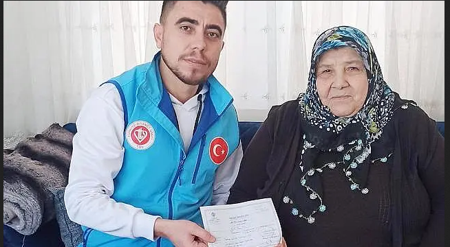 Afyonkarahisar'da bir kadın biriktirdiği umre parasını depremzedelere bağışladı