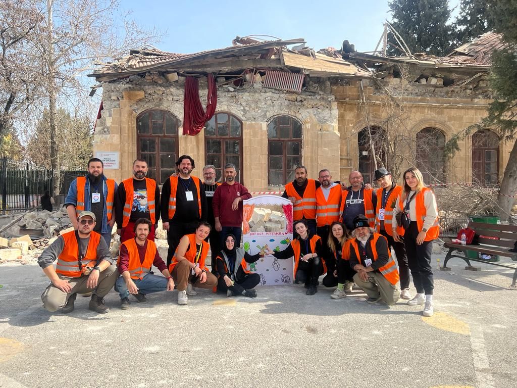 Afyonkarahisar Belediyesi Şehir Tiyatrosu Ekipleri Depremzede Çocuklara Moral Oldu