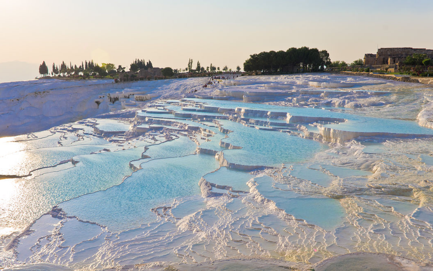Beyaz Cennete Yolculuk: Pamukkale’nin Binlerce Yıllık Şifa ve Tarih Hikâyesi