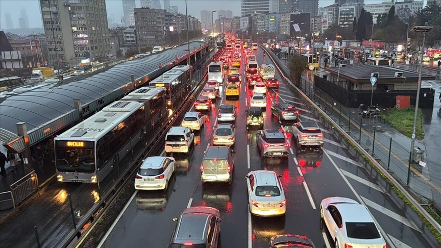İstanbul'da haftanın ilk iş gününde trafik yoğunluğu yüzde 81'e çıktı