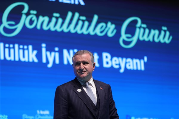 Bakan Bak, Kıbrıs gazisi Nazmi Komşucu’yu ziyaret etti