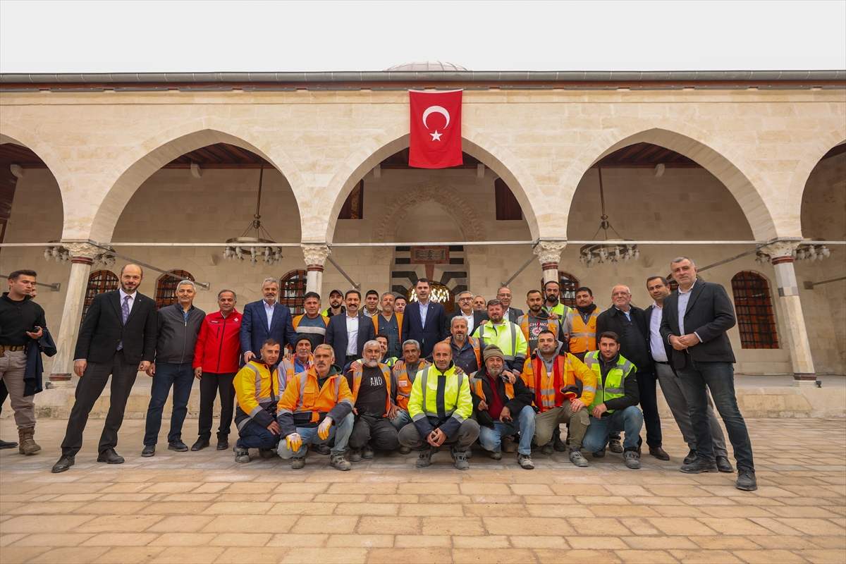 Bakan Kurum, Hatay'da, 455 bininci afet konutu teslimi öncesi incelemelerde bulundu