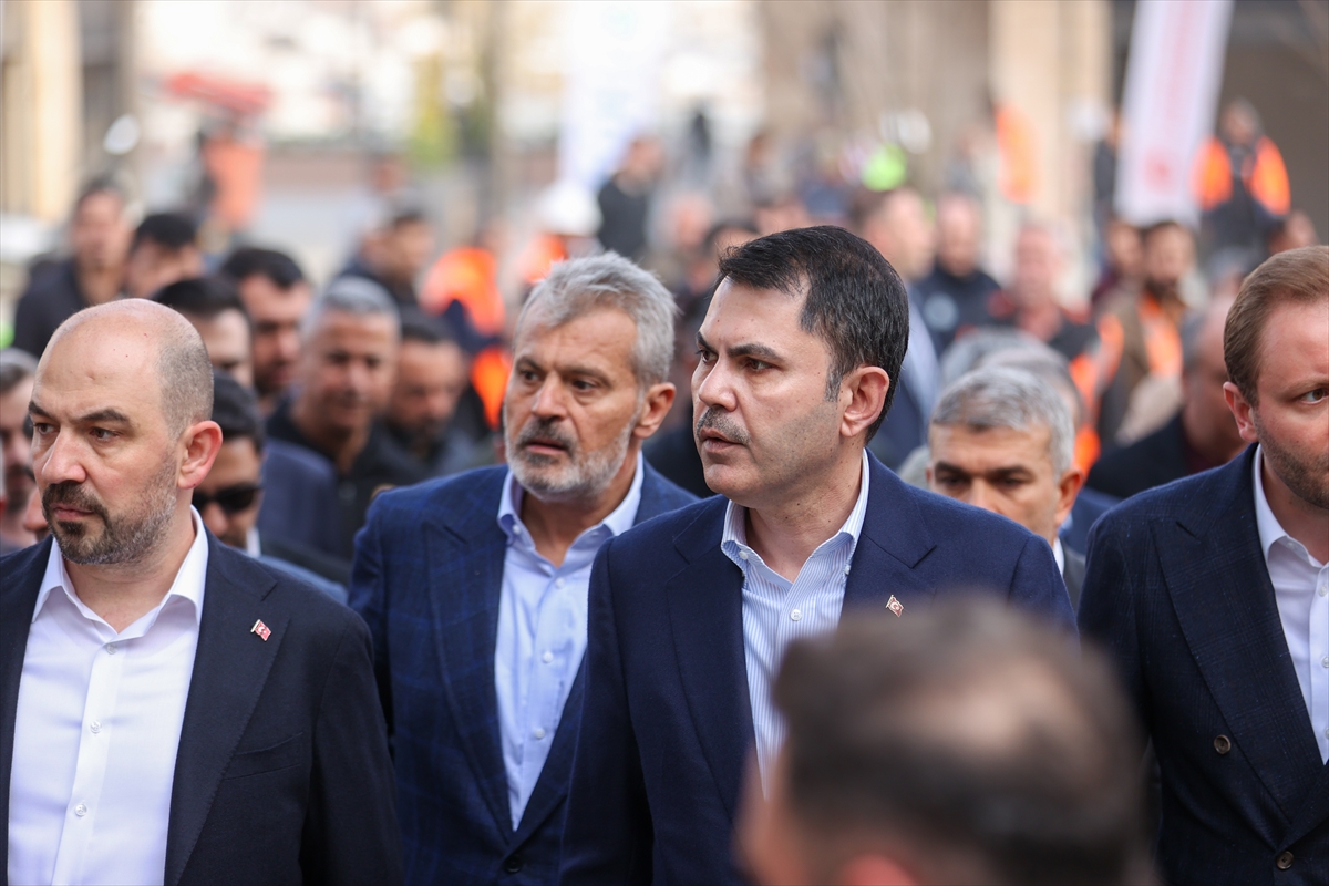 Bakan Kurum, Hatay'da, 455 bininci afet konutu teslimi öncesi incelemelerde bulundu