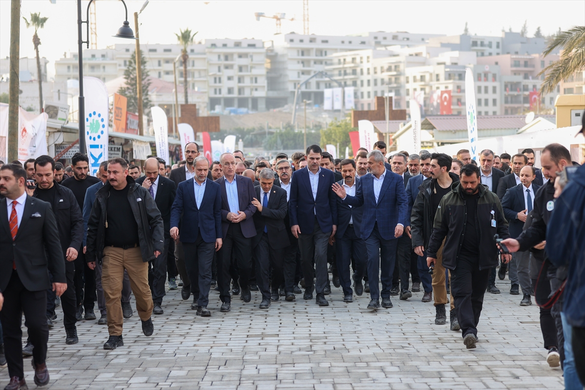 Bakan Kurum, Hatay'da, 455 bininci afet konutu teslimi öncesi incelemelerde bulundu