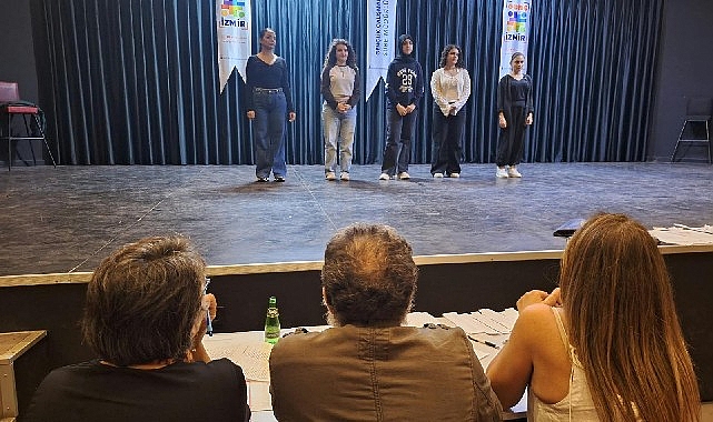 Genç İzmir'de tiyatro seçmelerine yoğun ilgi