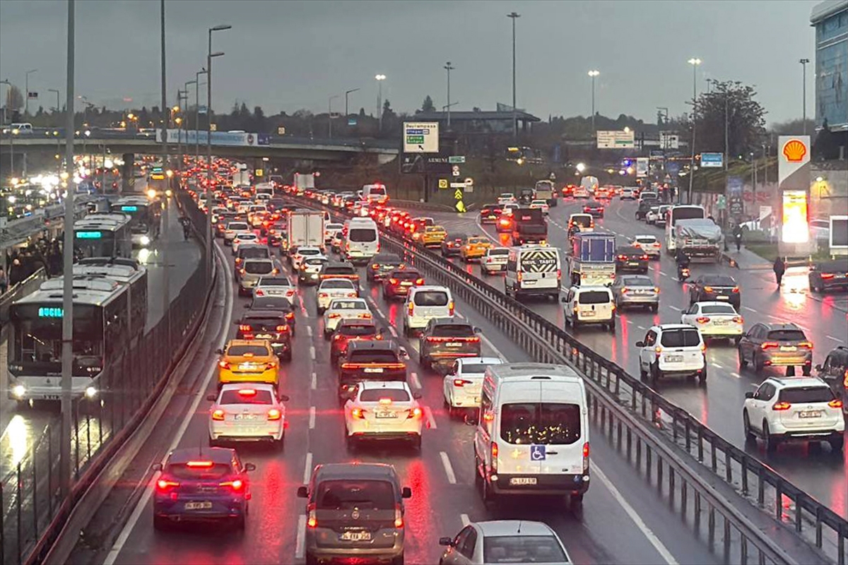 İstanbul'da haftanın ikinci iş gününde trafikte yoğunluk yaşanıyor