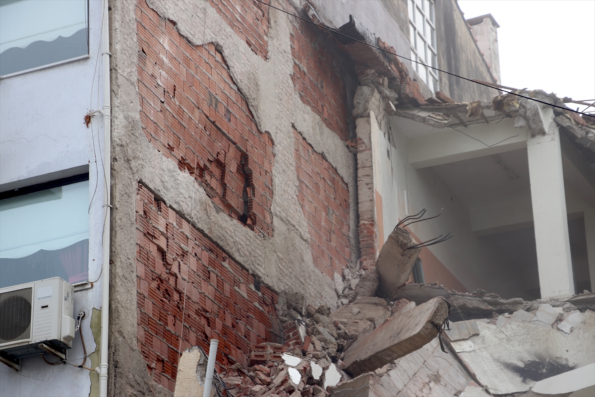 İzmir'de bina yıkımı sırasında bitişikteki apartman zarar gördü