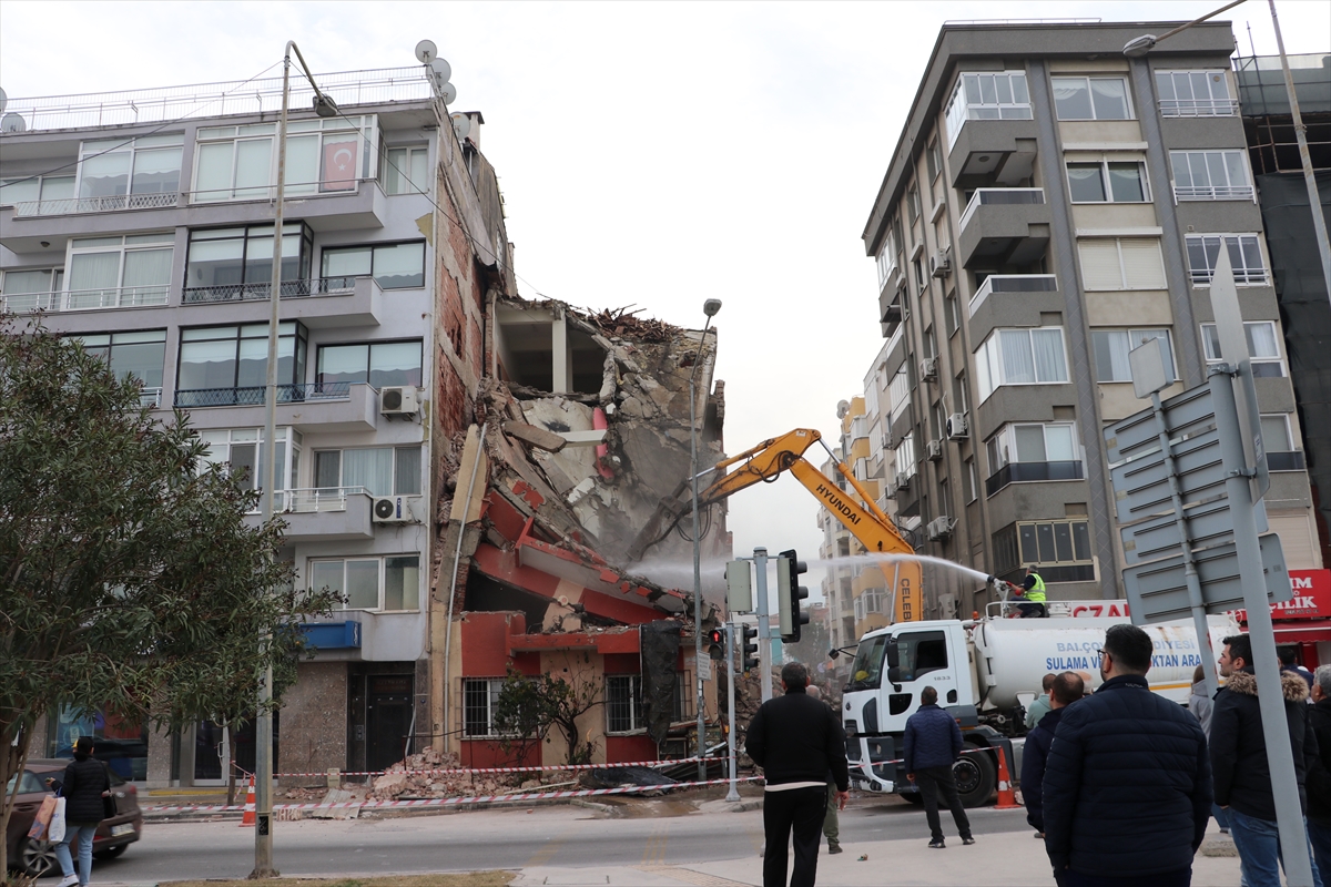 İzmir'de bina yıkımı sırasında bitişikteki apartman zarar gördü