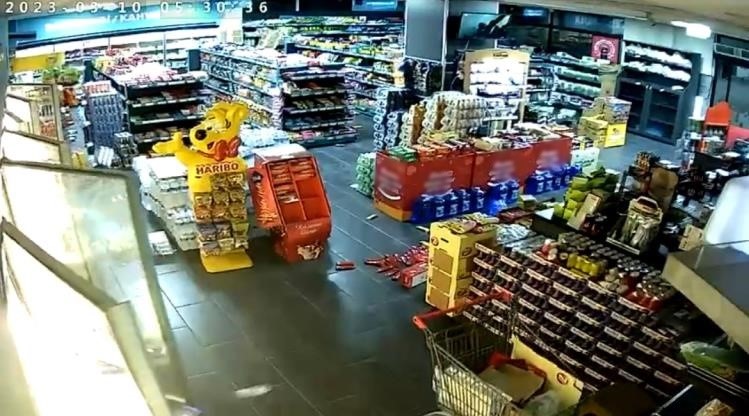 Kayseri’deki deprem kamerada: Raflardaki ürünler yere saçıldı