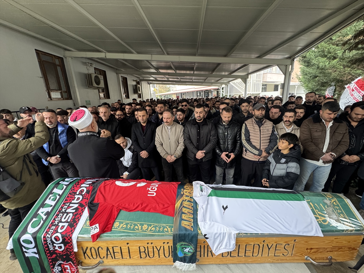 Kocaeli'de silahlı kavgada ölen futbolcu Uğurcan Bekçi defnedildi
