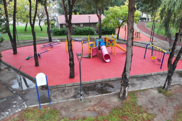 Manisa’da 44 çocuk oyun alanı ve 24 spor alanının zemini yenilendi