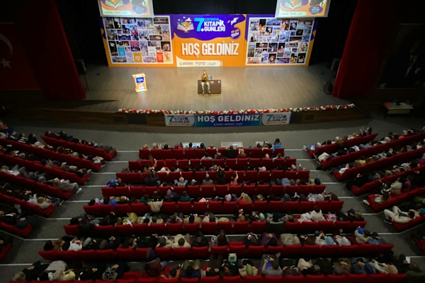 Oytun Erbaş, Çayırova 7. Kitap Günleri'nde okurlarıyla buluştu