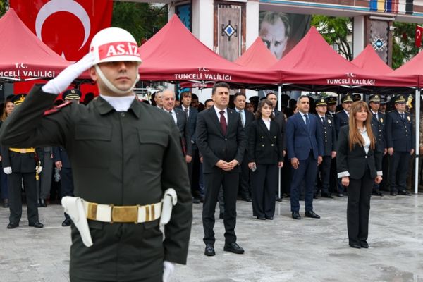 Tunceli’de 29 Ekim Cumhuriyet Bayramı için çelenk sunma töreni düzenlendi