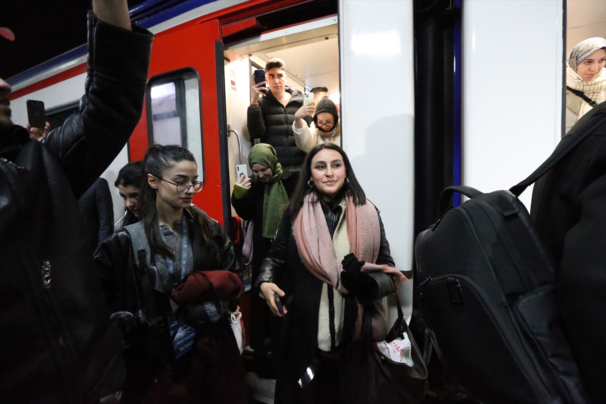 Yeni sezonun ilk seferine çıkan Turistik Doğu Ekspresi son durağı Kars'a ulaştı