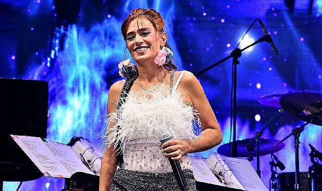 Yıldız Tilbe, Kıbrıs'ta 2 bin davetliye unutulmaz bir gece yaşattı!