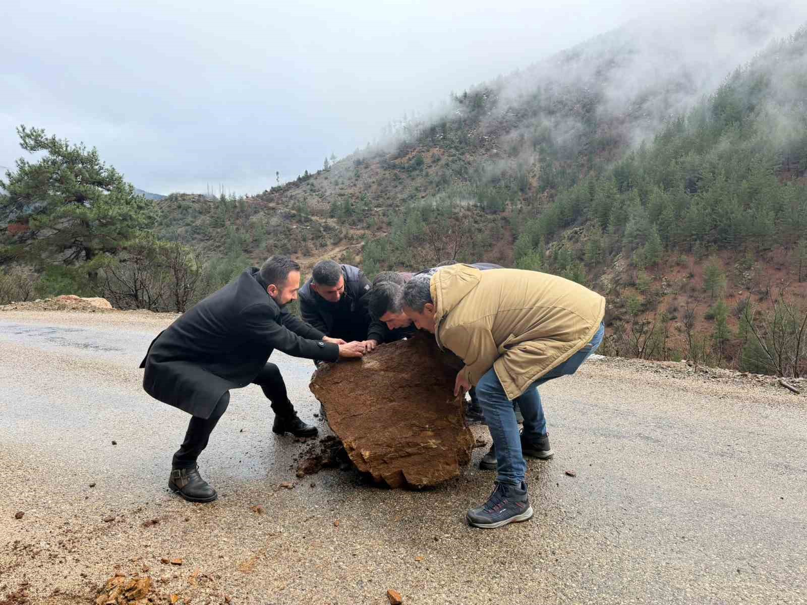 Adana’da kuruyan dereler yağışla coşmaya başladı
