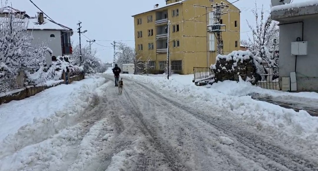 Adana’nın o ilçesinde kar hayatı durdurdu: Yollar kapandı, okullar tatil edildi
