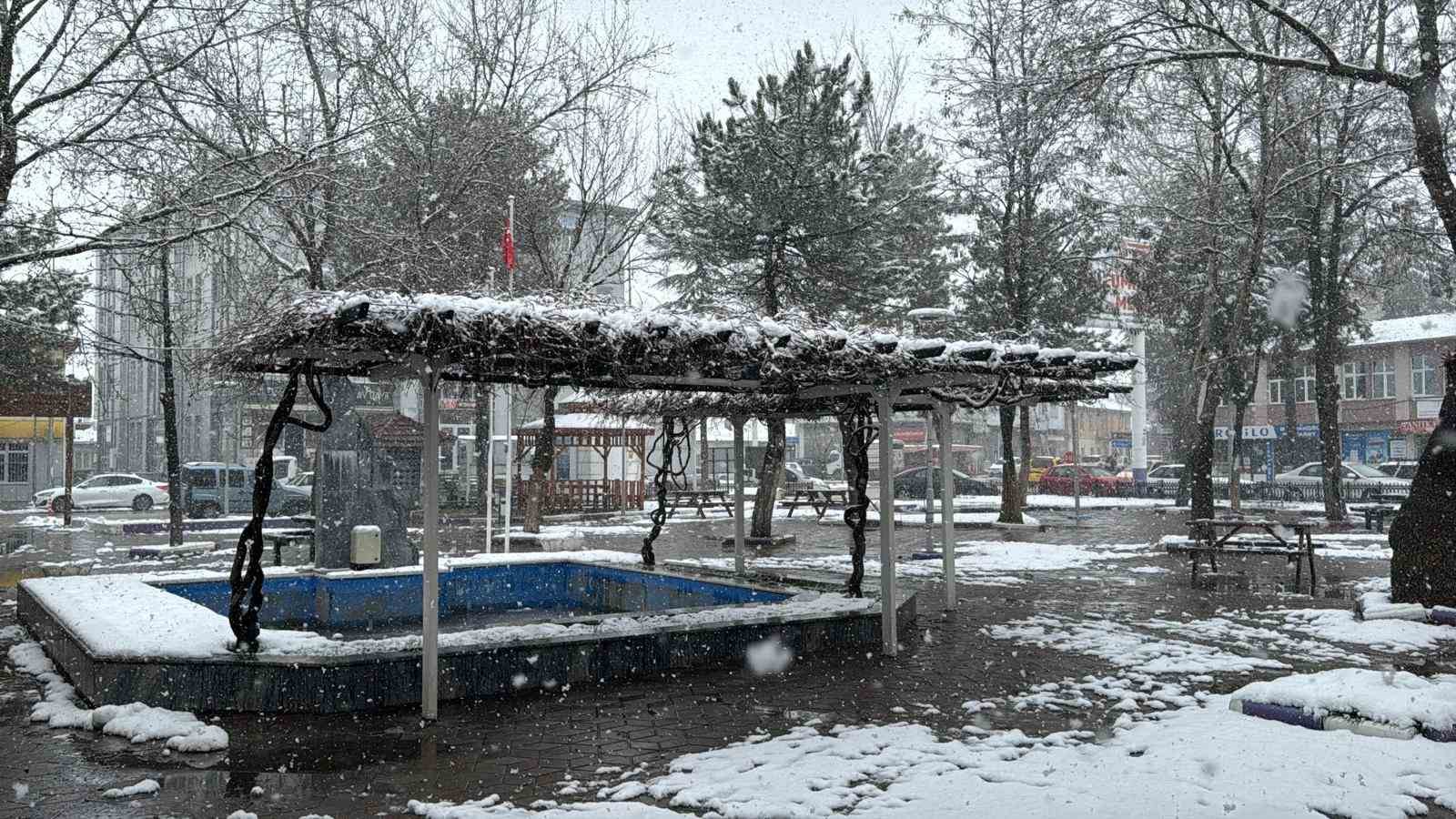 Afyonkarahisar’da beklenen kar yağışı başladı
