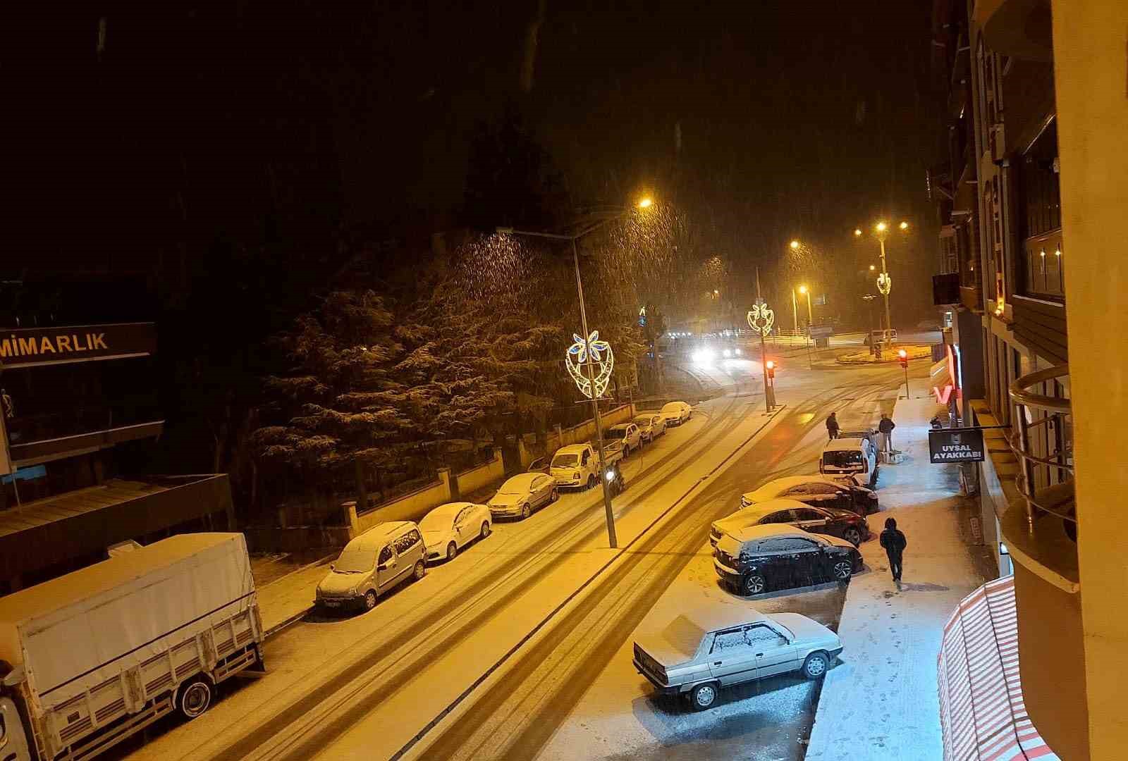 Afyonkarahisar’ın yüksek kesimlerinde kar etkisini gösterdi
