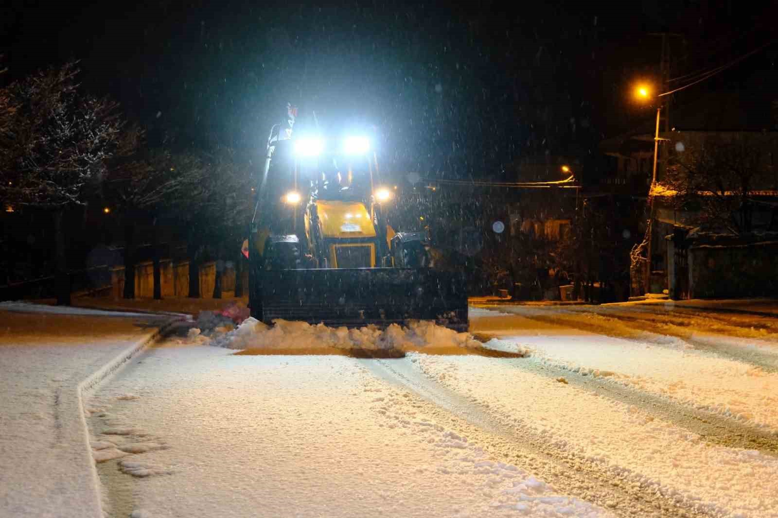 Akdağmadeni Belediyesi ekipleri yoğun kar mesaisinde
