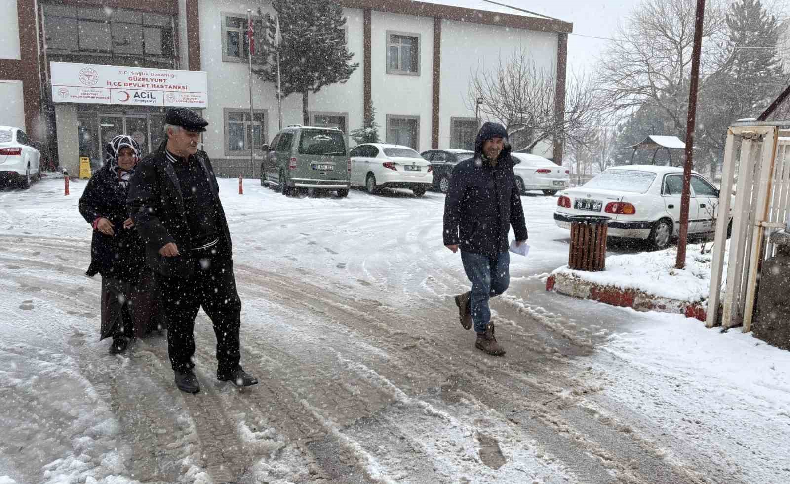 Aksaray’ın Güzelyurt ilçesinde kar yağışı etkisini sürdürüyor

