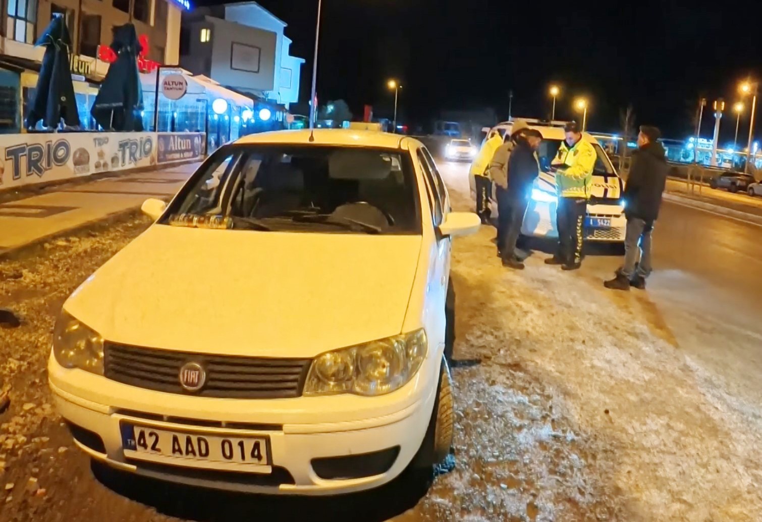Alkollü araç kullanırken yakalandı, ehliyetine el konulunca araç başında içmeyi sürdürdü
Alkollü araç kullanırken yakalandı, ehliyetine el konulunca araç başında içmeyi sürdürdü