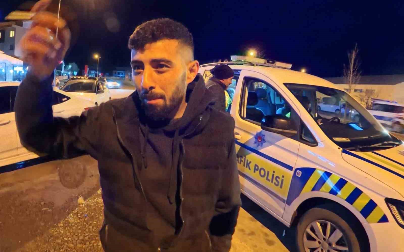 Alkollü araç kullanırken yakalandı, ehliyetine el konulunca araç başında içmeyi sürdürdü
Alkollü araç kullanırken yakalandı, ehliyetine el konulunca araç başında içmeyi sürdürdü