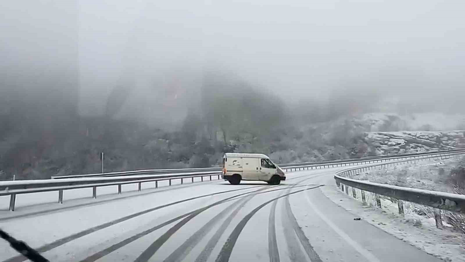 Amasra’da kar yağışı sürücülere zor anlar yaşattı
