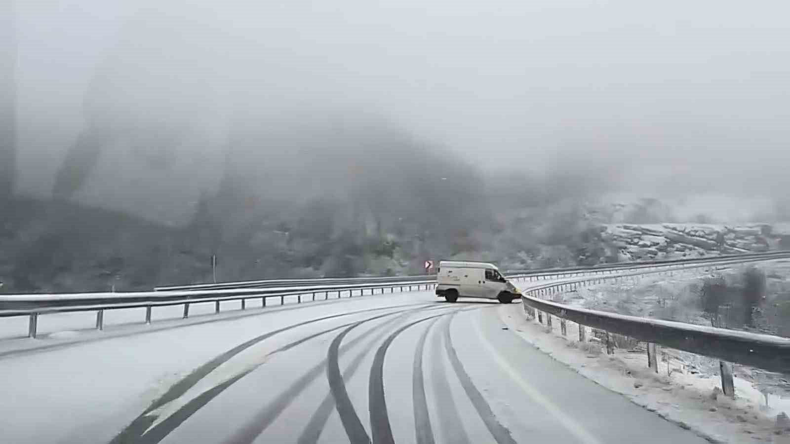Amasra’da kar yağışı sürücülere zor anlar yaşattı
