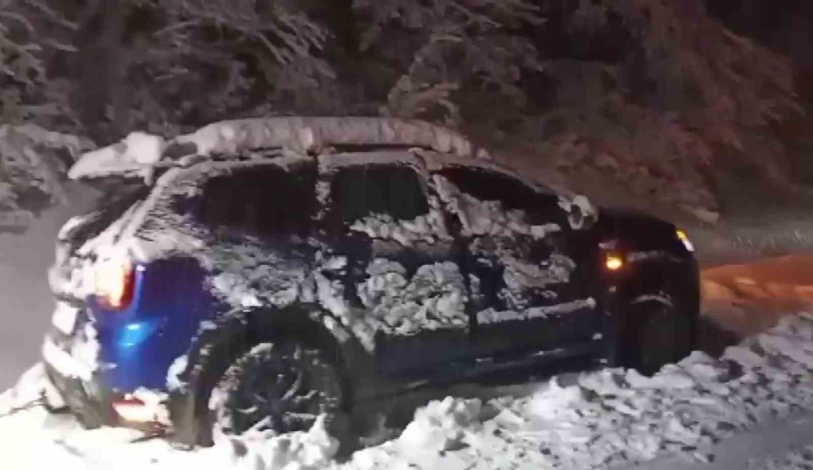 Amasya’da karlı dağ yolunda mahsur kalan aile greyderle kurtarıldı
