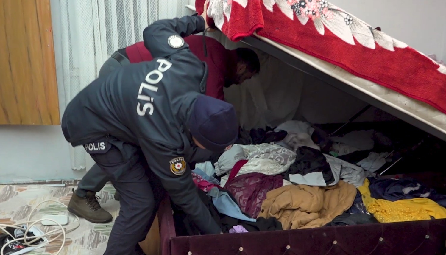 Antalya’da 20 ayrı adrese 150 personelle eş zamanlı operasyon
