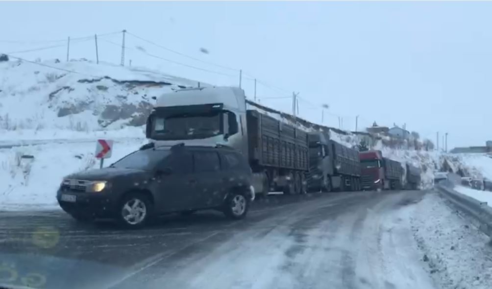 Ardahan’da ulaşıma kar ve tipi engeli
