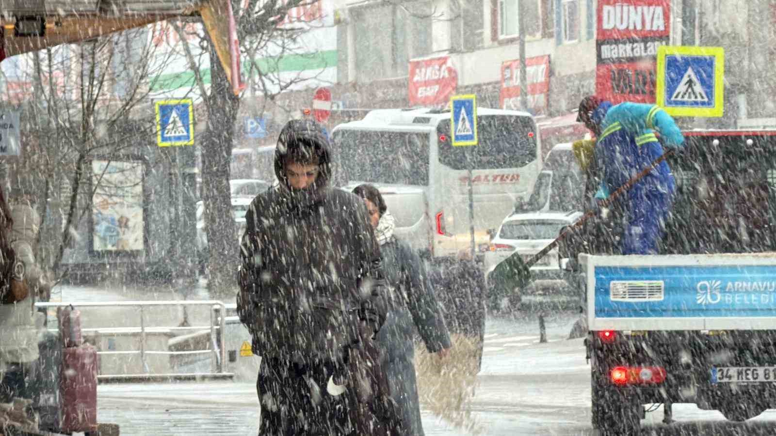 Arnavuköy’de kar yağışı
