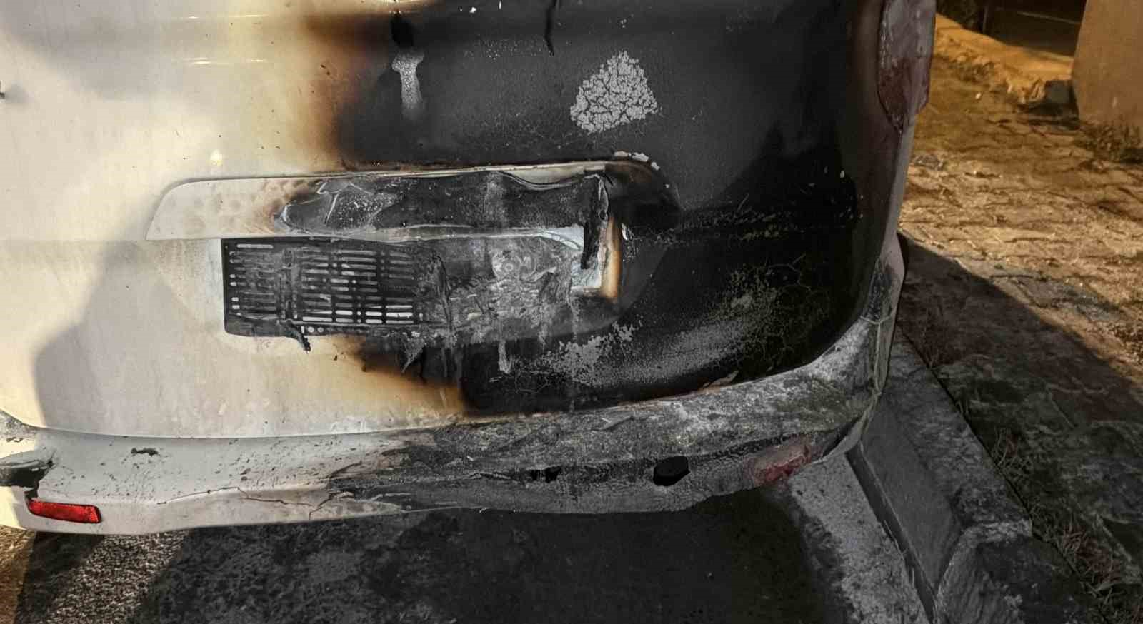 Arnavutköy’de park halindeki otomobil alev aldı: 2 araç kullanılamaz hale geldi
