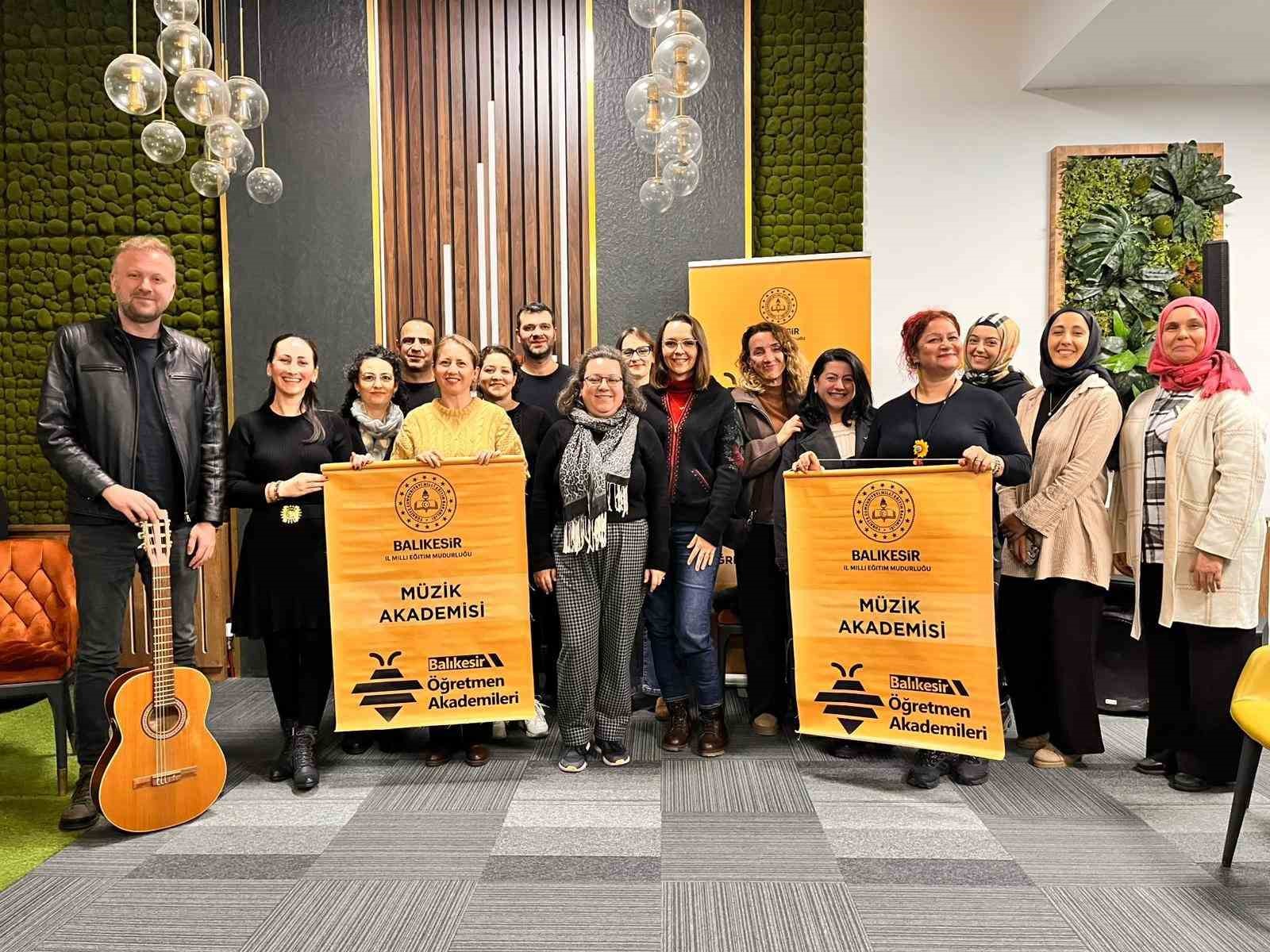 Balıkesirli öğretmenler hem çaldı, hem söyledi
