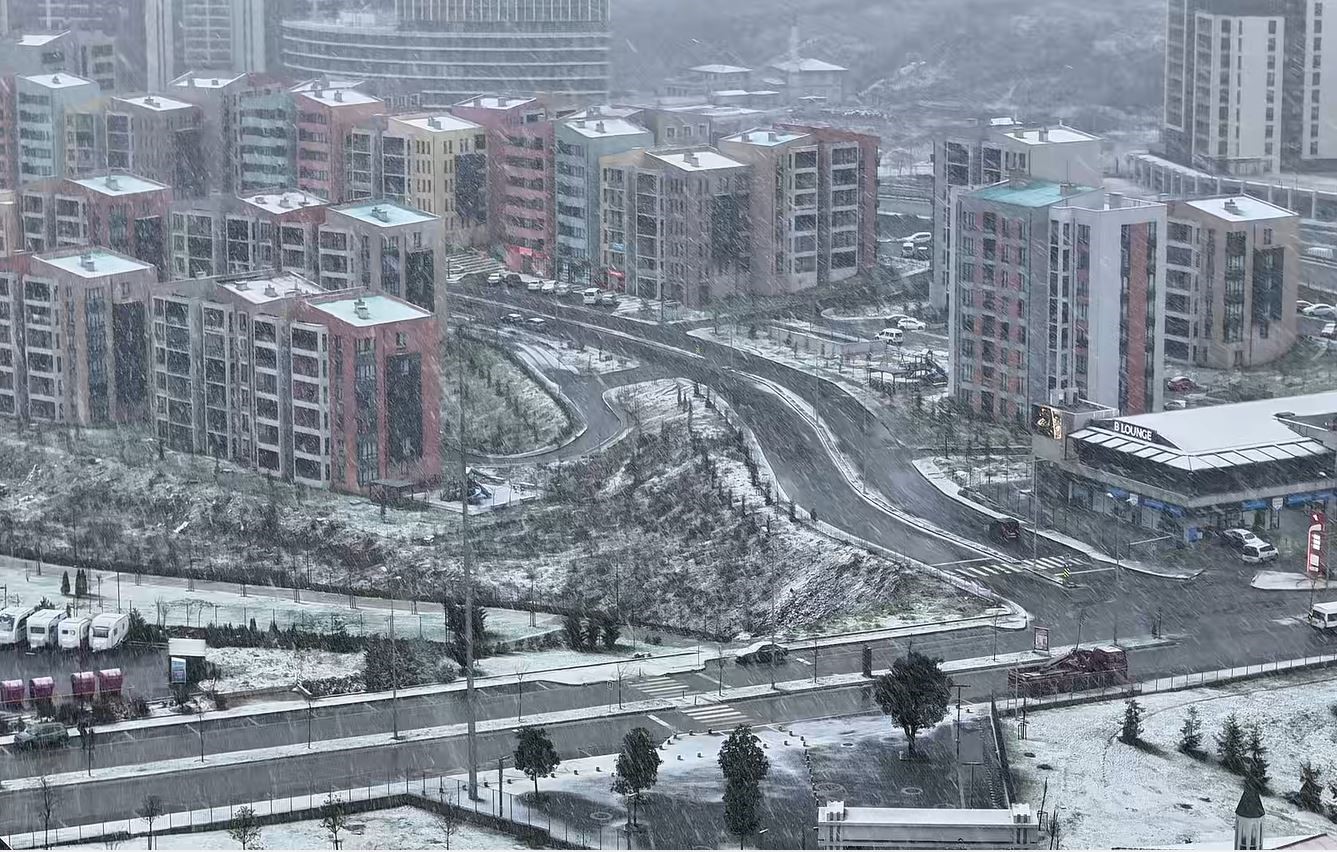 Başakşehir’de kar yağışı dronla görüntülendi
