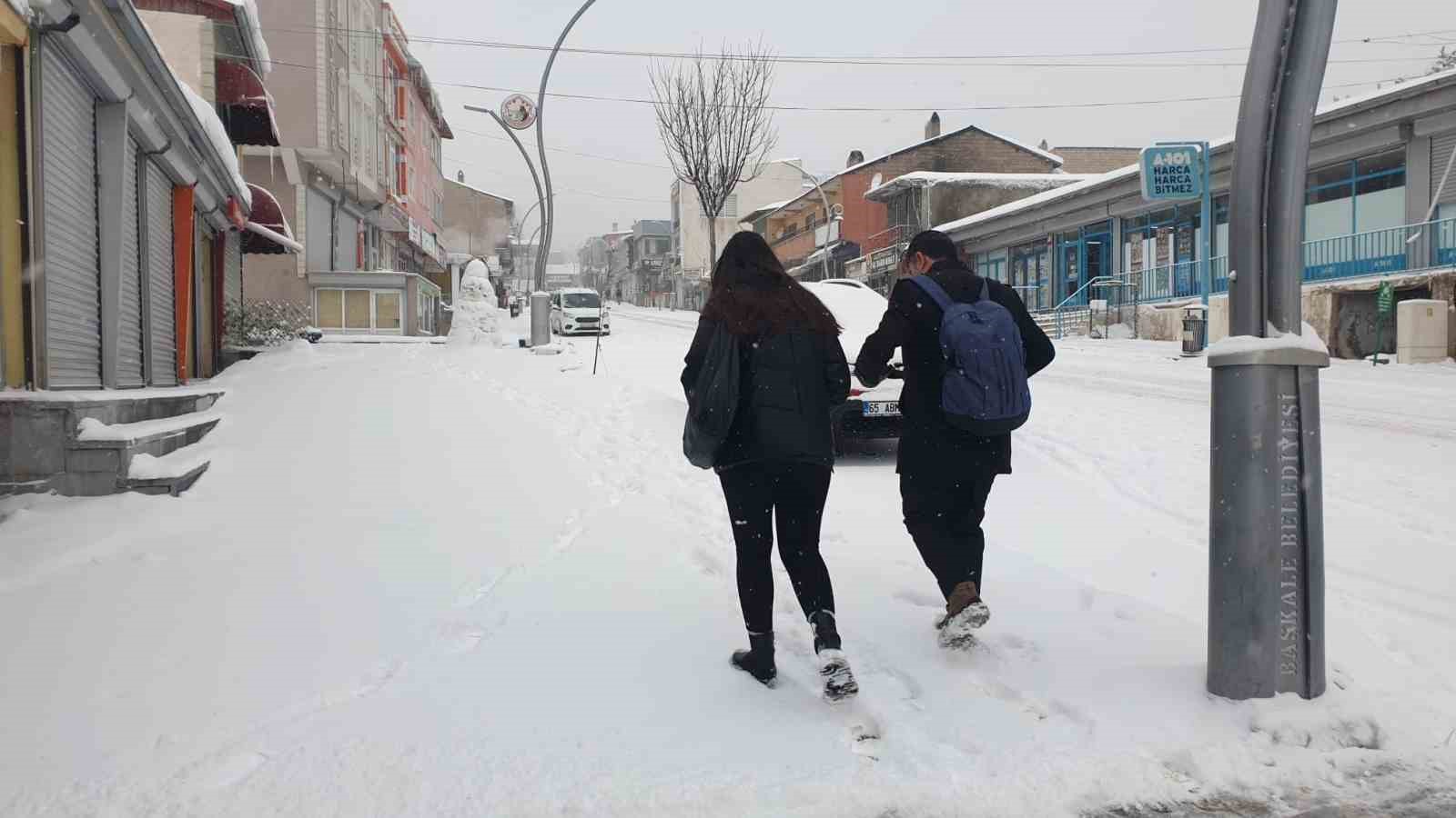 Başkale’de 19 yerleşim yerinin yolu ulaşıma kapandı
