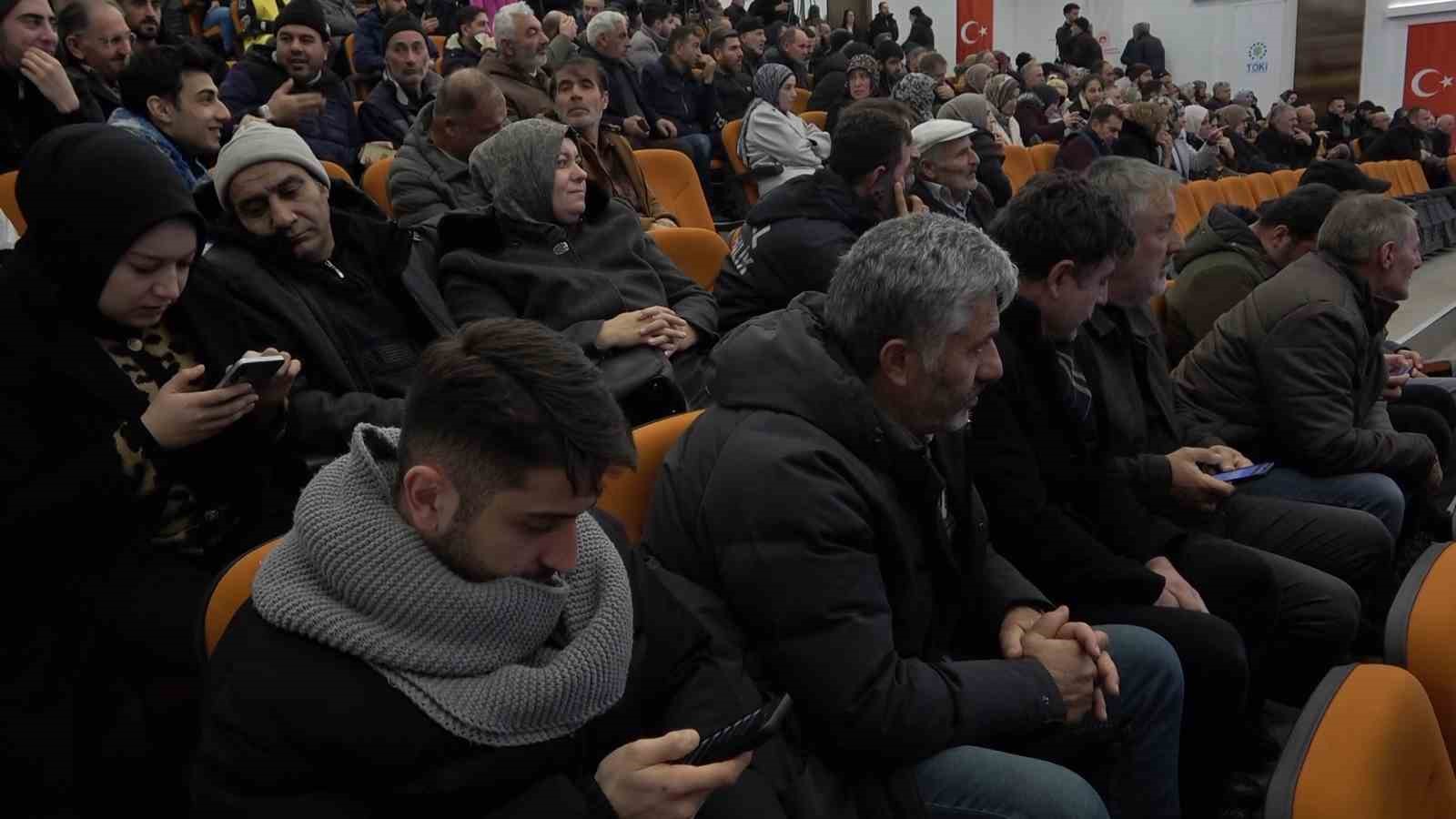 Bayburt’ta TOKİ kura çekimleri yapıldı: 723 konutun hak sahipleri belirlendi
Bayburt’ta TOKİ kura çekimleri yapıldı: 723 konutun hak sahipleri belirlendi