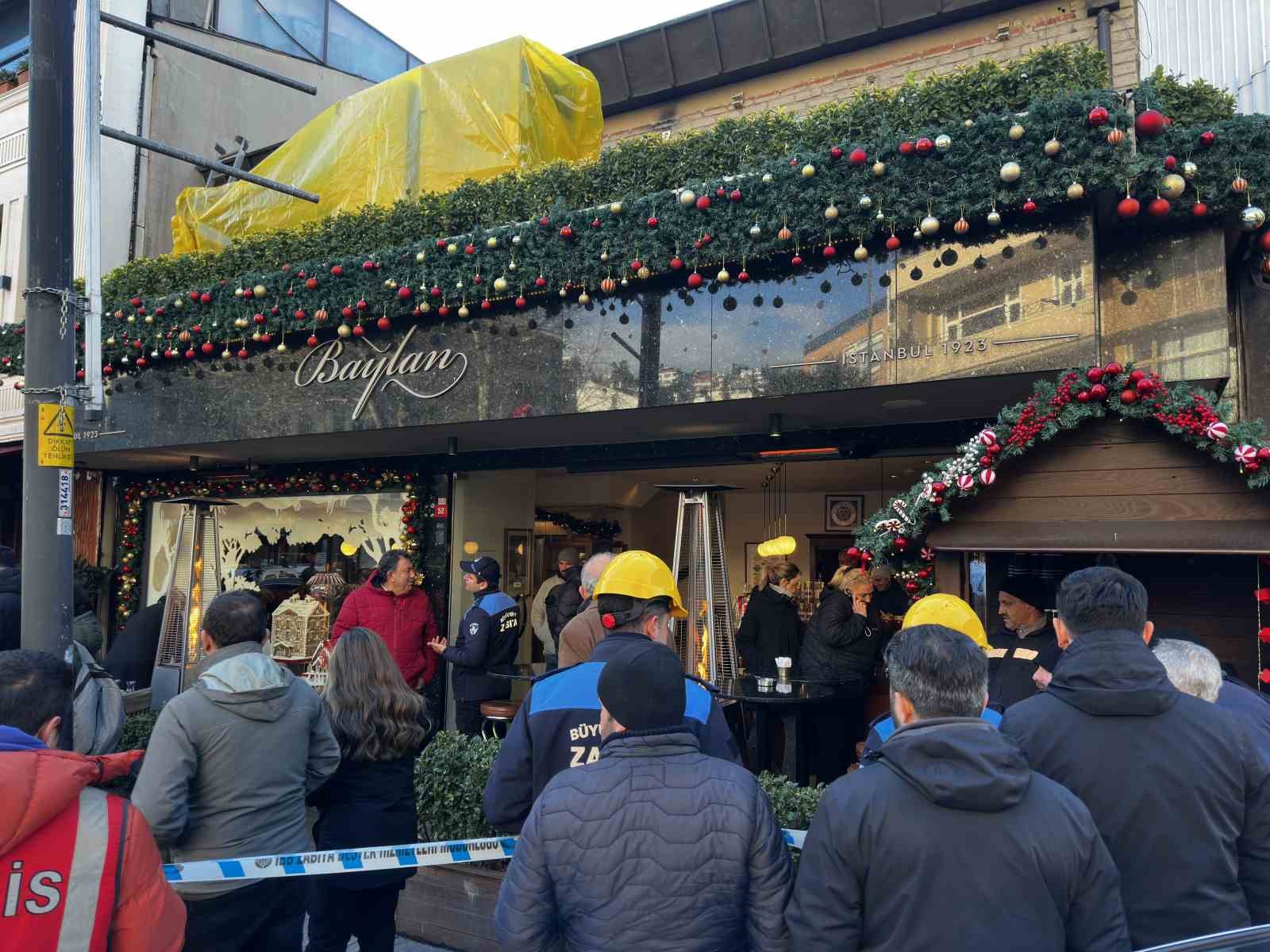 Baylan Pastanesi’nin kaçak kısımları yıkılıyor
Baylan Pastanesi’nin kaçak kısımları yıkılıyor