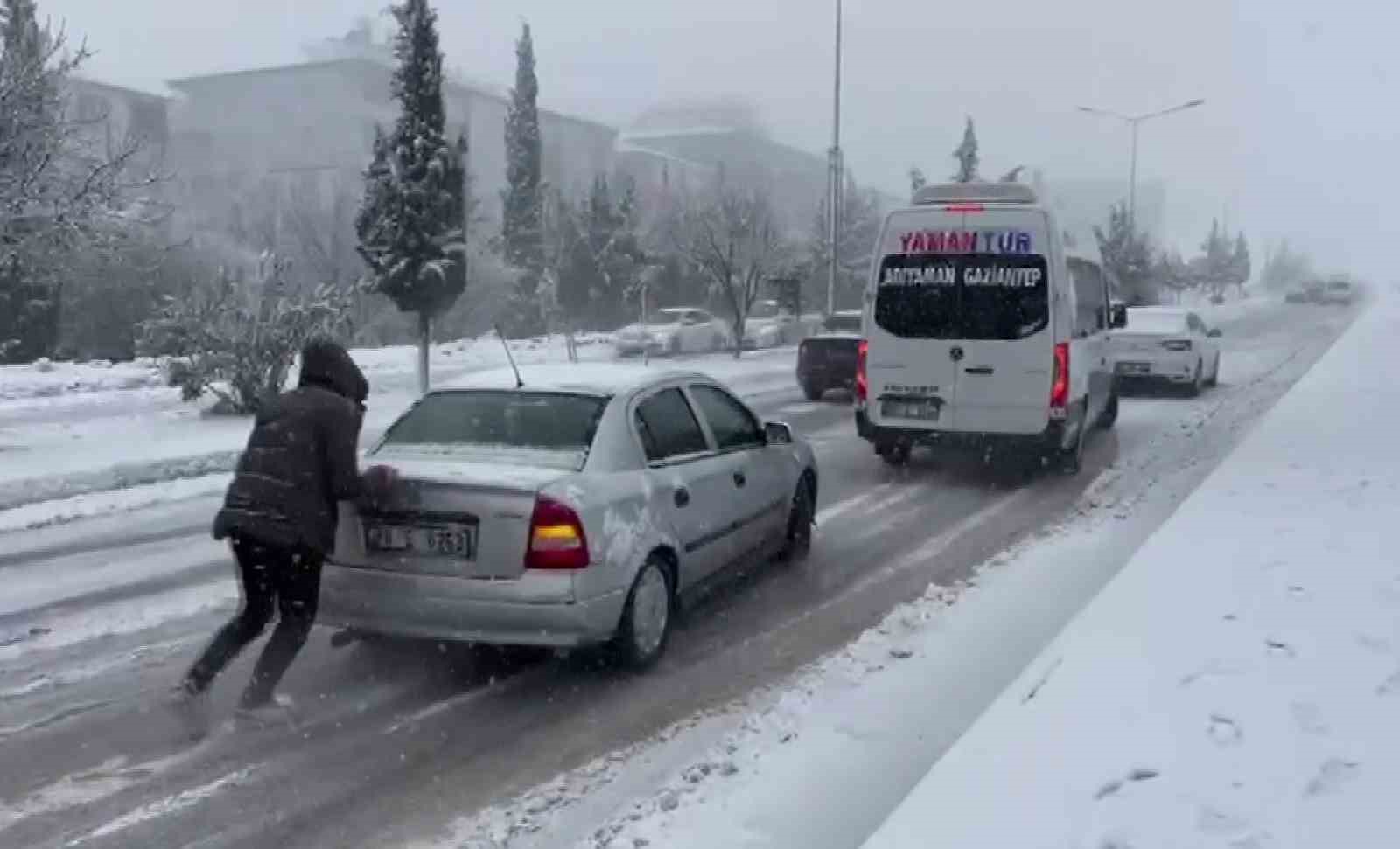 Besni’de kar yağışı hayatı olumsuz etkiledi
