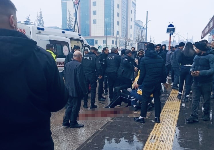 Bıçaklı kavgada öldürülen gencin cenazesi yakınlarına teslim edildi
