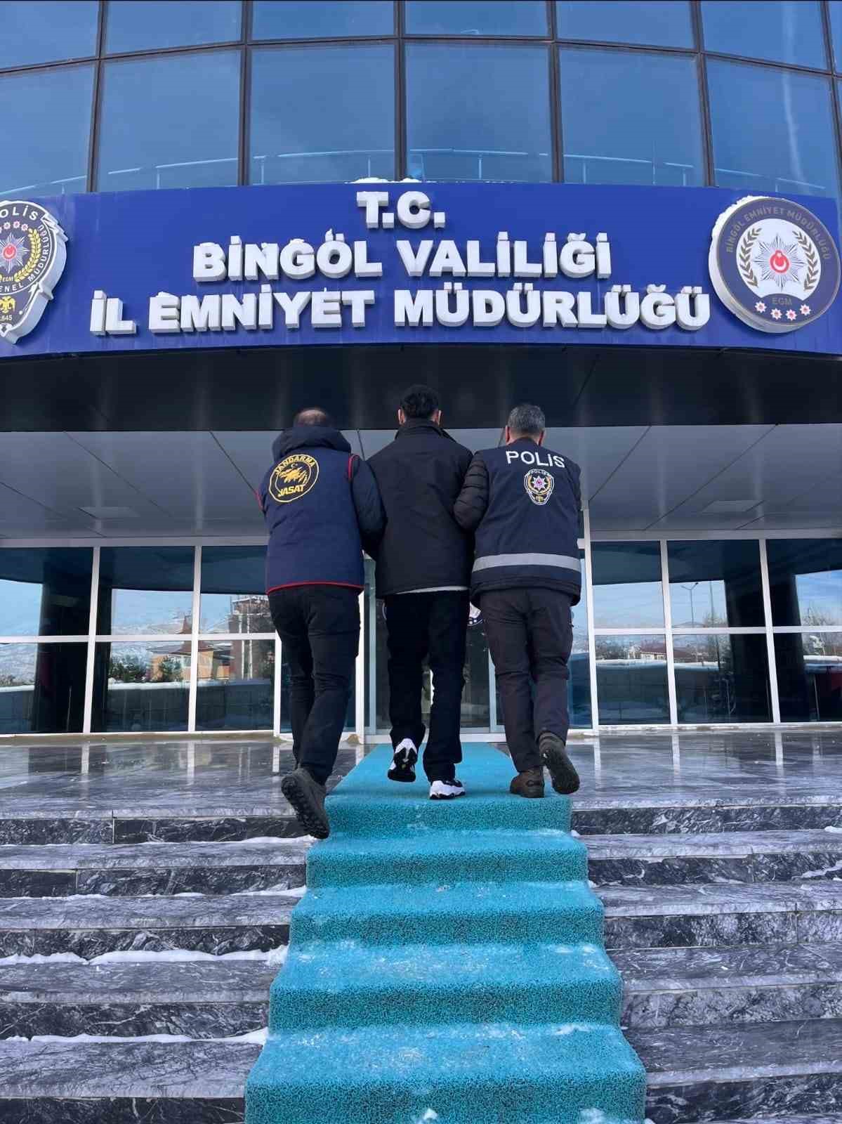 Bingöl’de kesinleşmiş hapis cezası bulunan 7 zanlı yakalandı
Bingöl’de kesinleşmiş hapis cezası bulunan 7 zanlı yakalandı