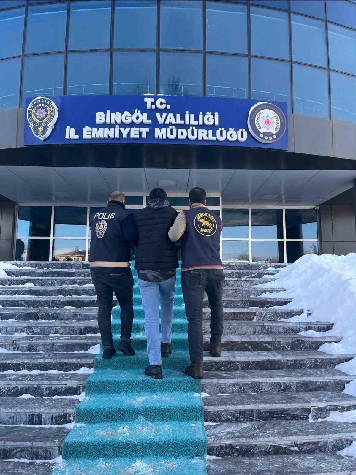Bingöl’de kesinleşmiş hapis cezası bulunan 7 zanlı yakalandı
Bingöl’de kesinleşmiş hapis cezası bulunan 7 zanlı yakalandı