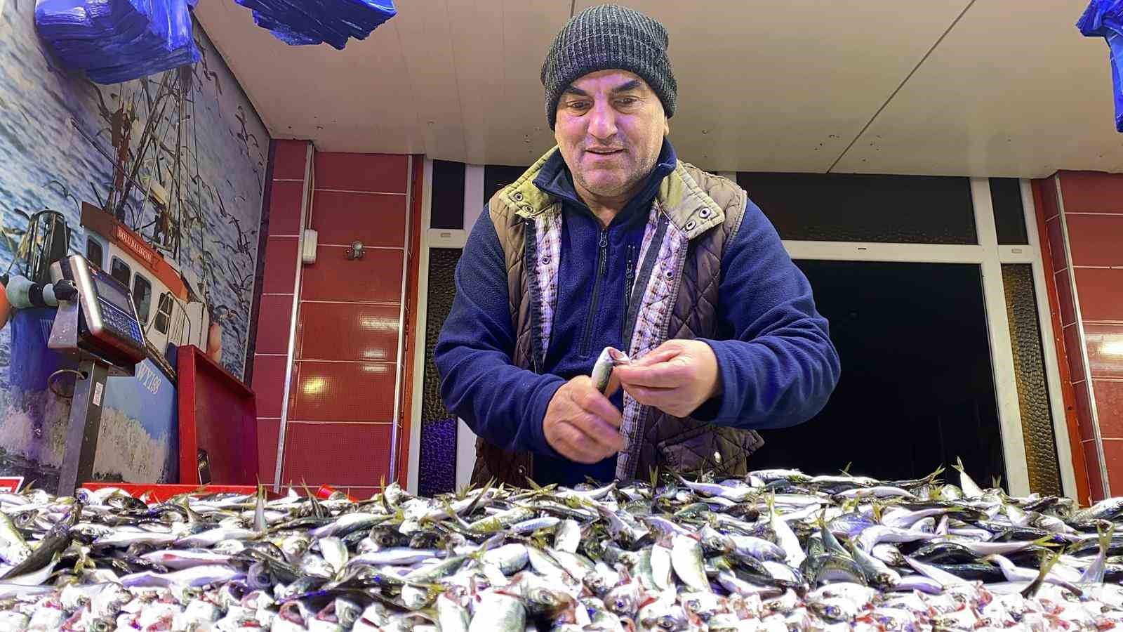 Bolu’da balık tezgahlarını fırtına vurdu
