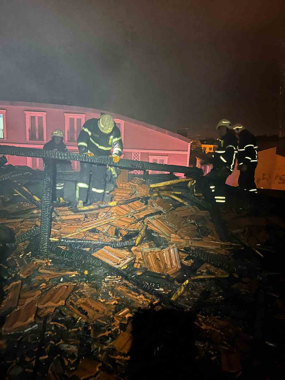 Burdur’da 4 katlı binada korkutan yangın
