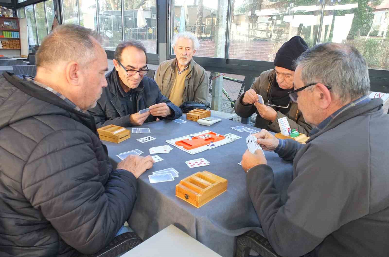 Burhaniye’ de briç turnuvaları devam ediyor
