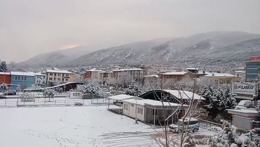 Bursa sabaha beyaz örtüyle uyandı..Ulaşımda aksamalar yaşandı
