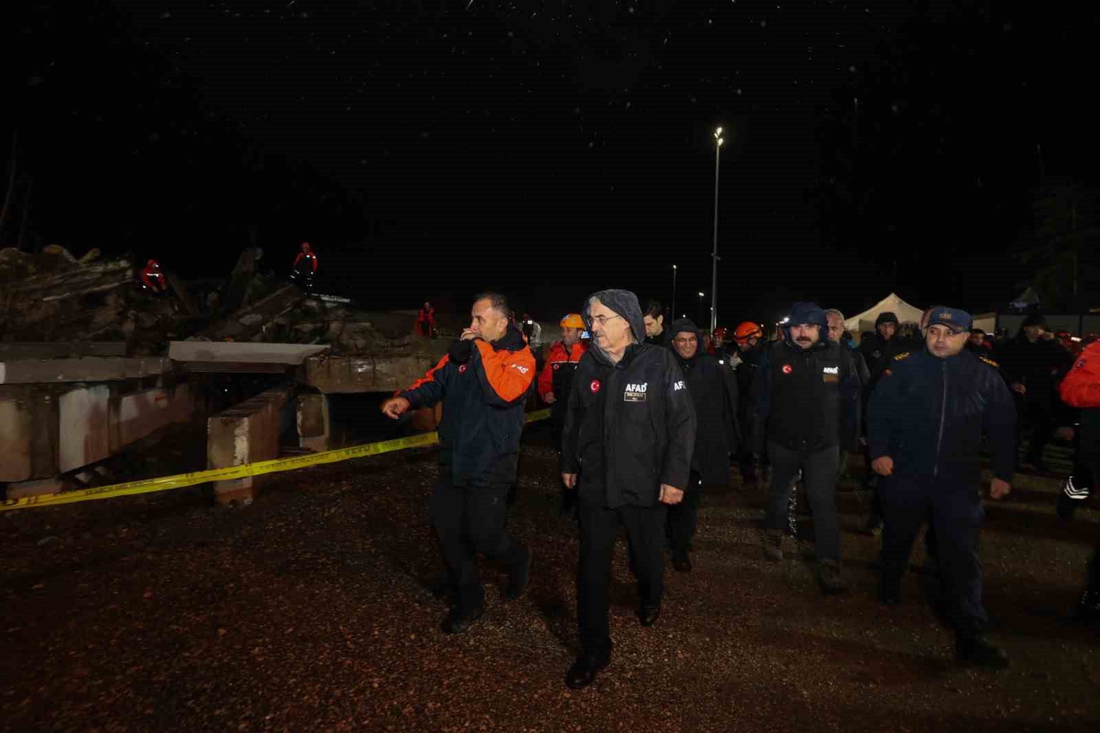 Bursa’da deprem tatbikatı gerçeğini aratmadı
Bursa’da deprem tatbikatı gerçeğini aratmadı