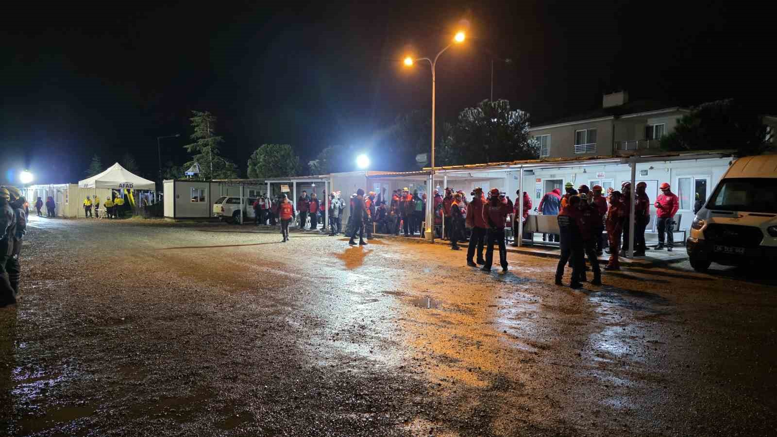 Bursa’da deprem tatbikatı gerçeğini aratmadı
Bursa’da deprem tatbikatı gerçeğini aratmadı