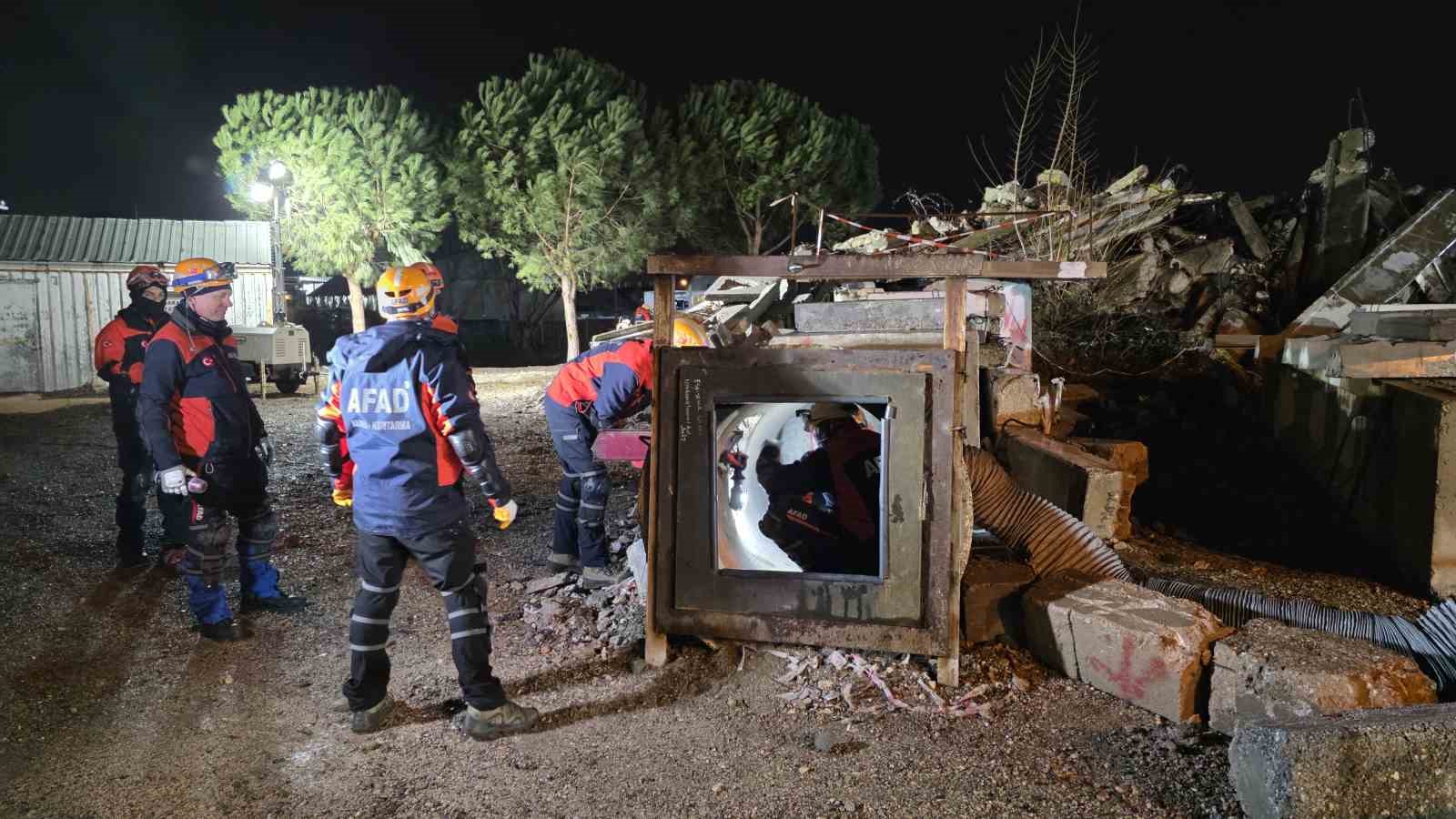 Bursa’da deprem tatbikatı gerçeğini aratmadı
Bursa’da deprem tatbikatı gerçeğini aratmadı